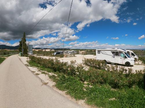 Aire camping-car Área de Servicio de Autocaravanas y Caravanas Casas Nuevas