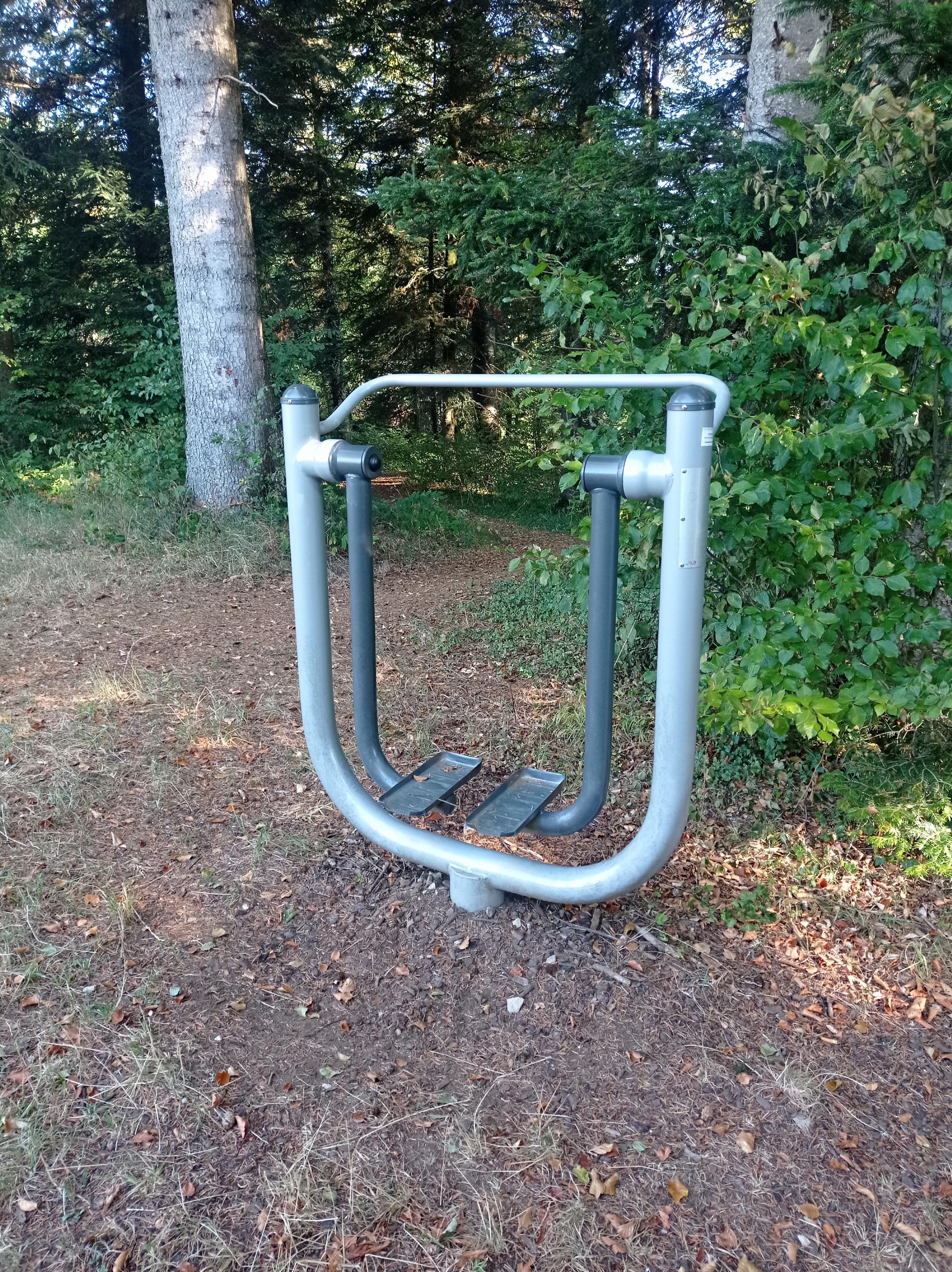 Vue de la rue du spot Street workout Maîche, Avenue Leclerc