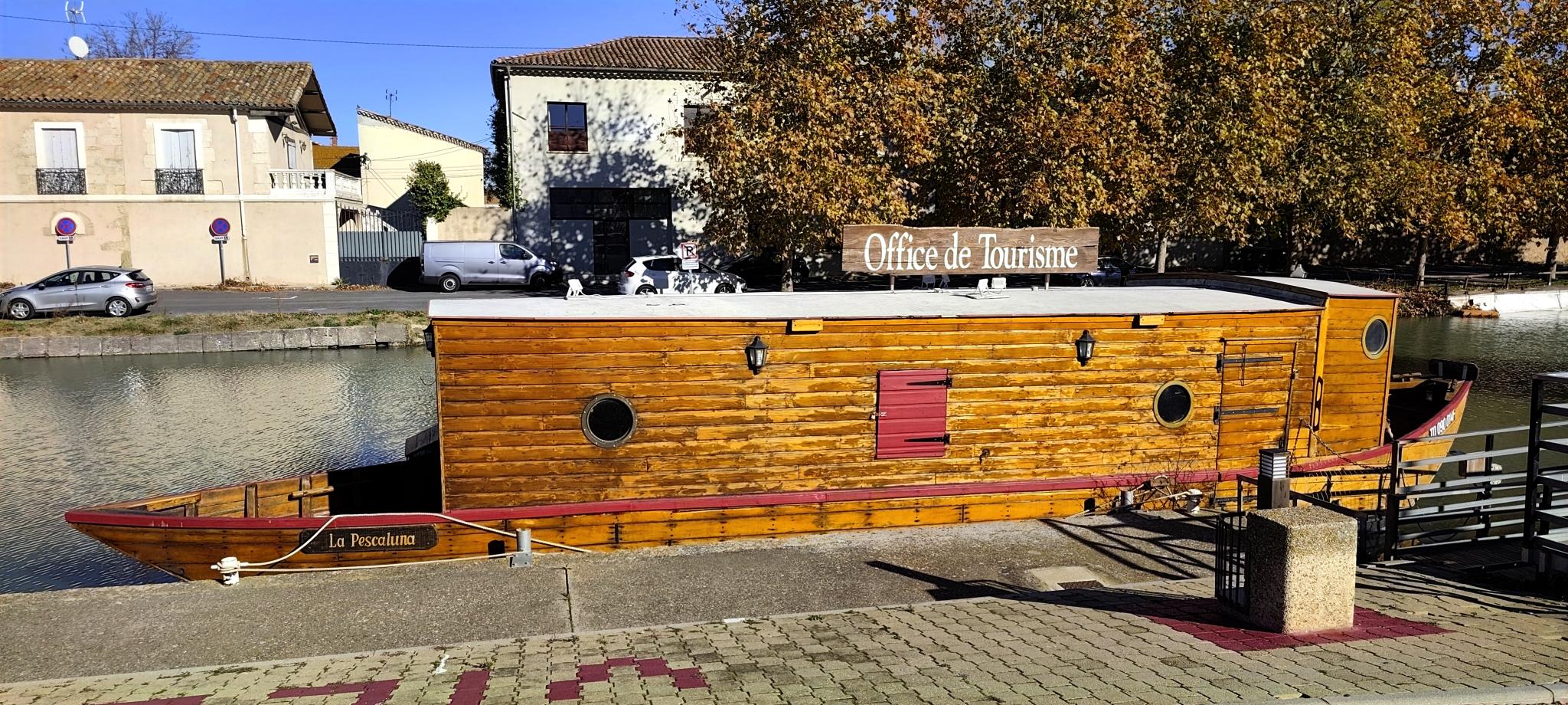 Vue de la rue à 40 m du Camping les Berges du Canal