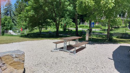 Aire camping-car Wohnmobilstellplatz Waldfreibad Eningen