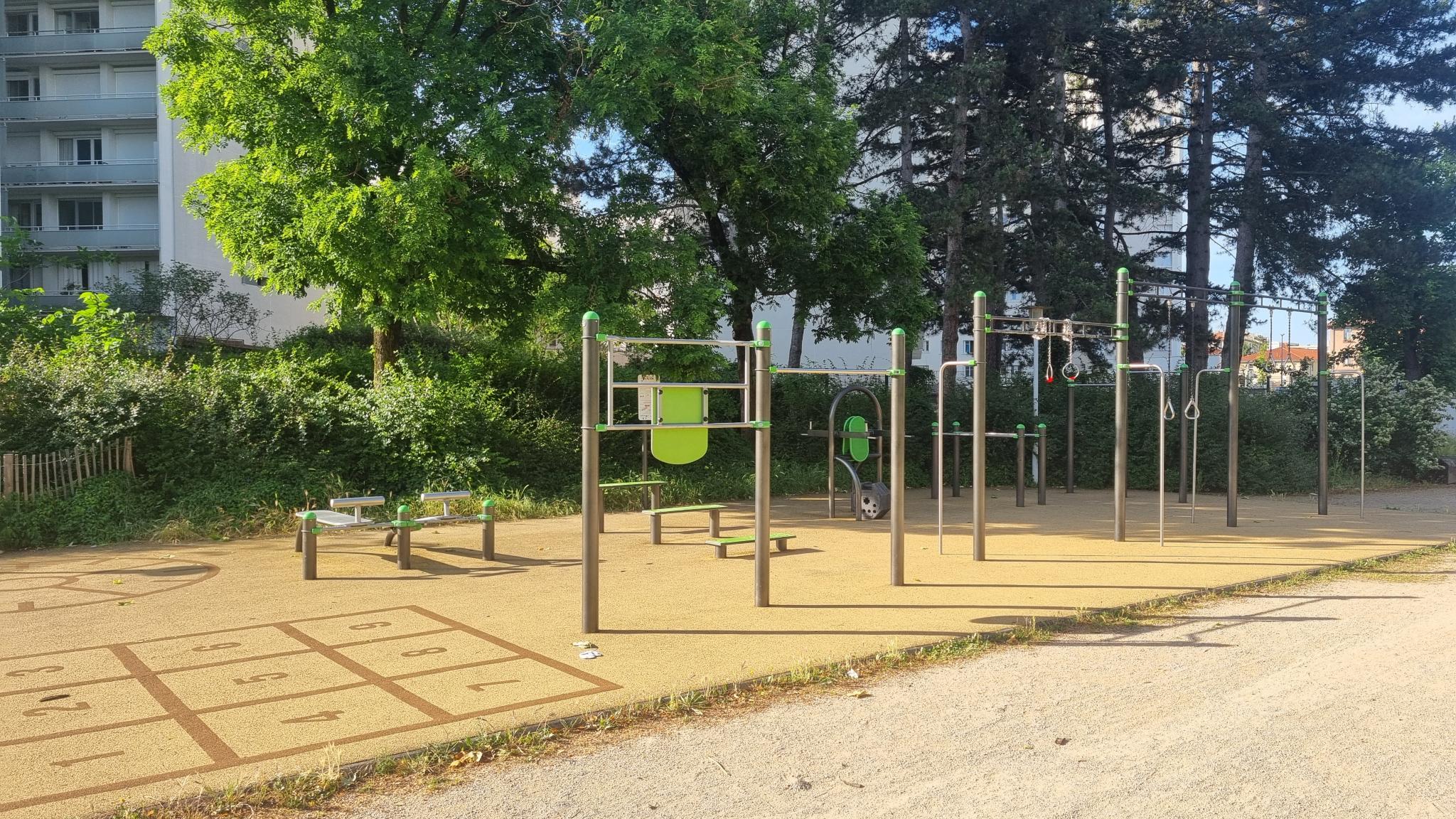 Vue de la rue du spot Espace de remise en forme