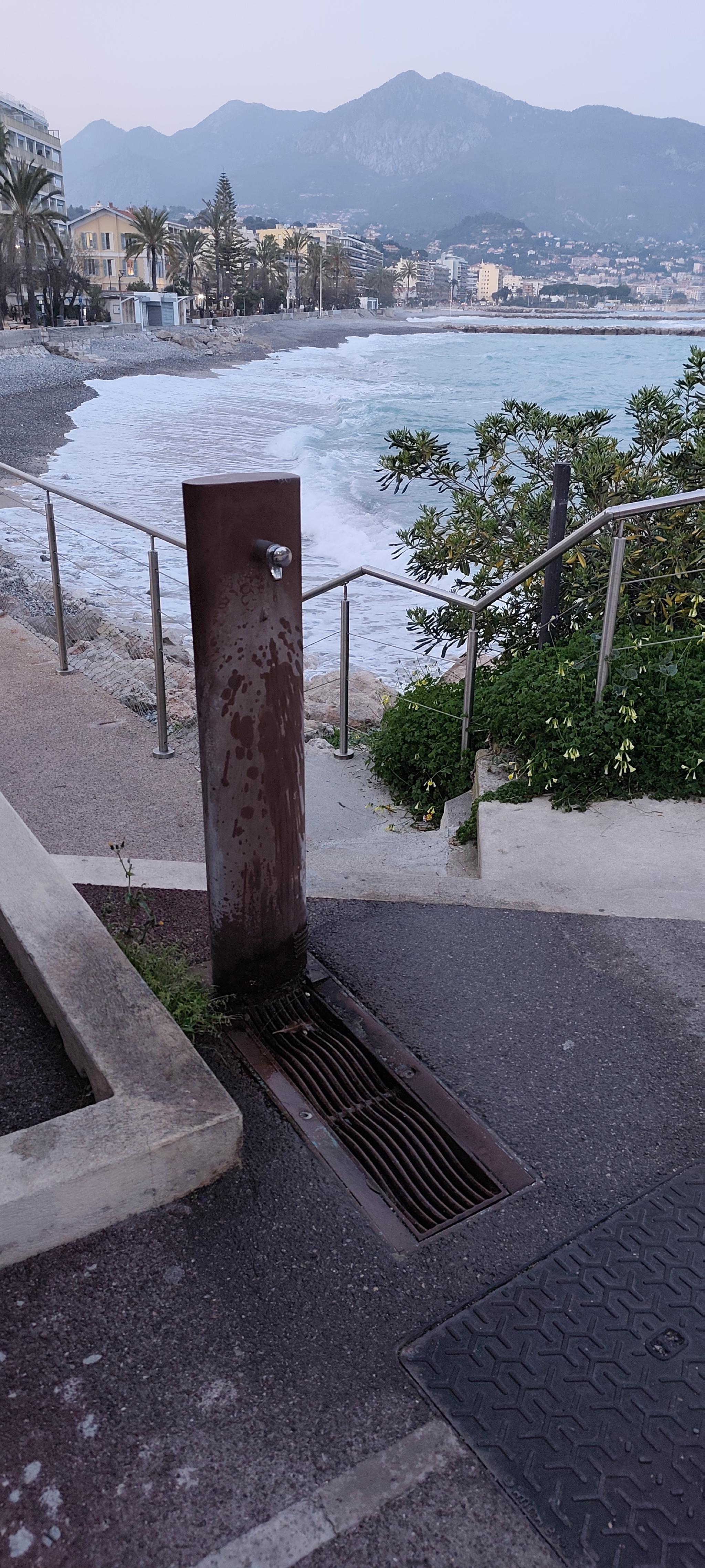 Vue de la rue du spot Street workout Roquebrune-Cap-Martin, Avenue Winston Churchill