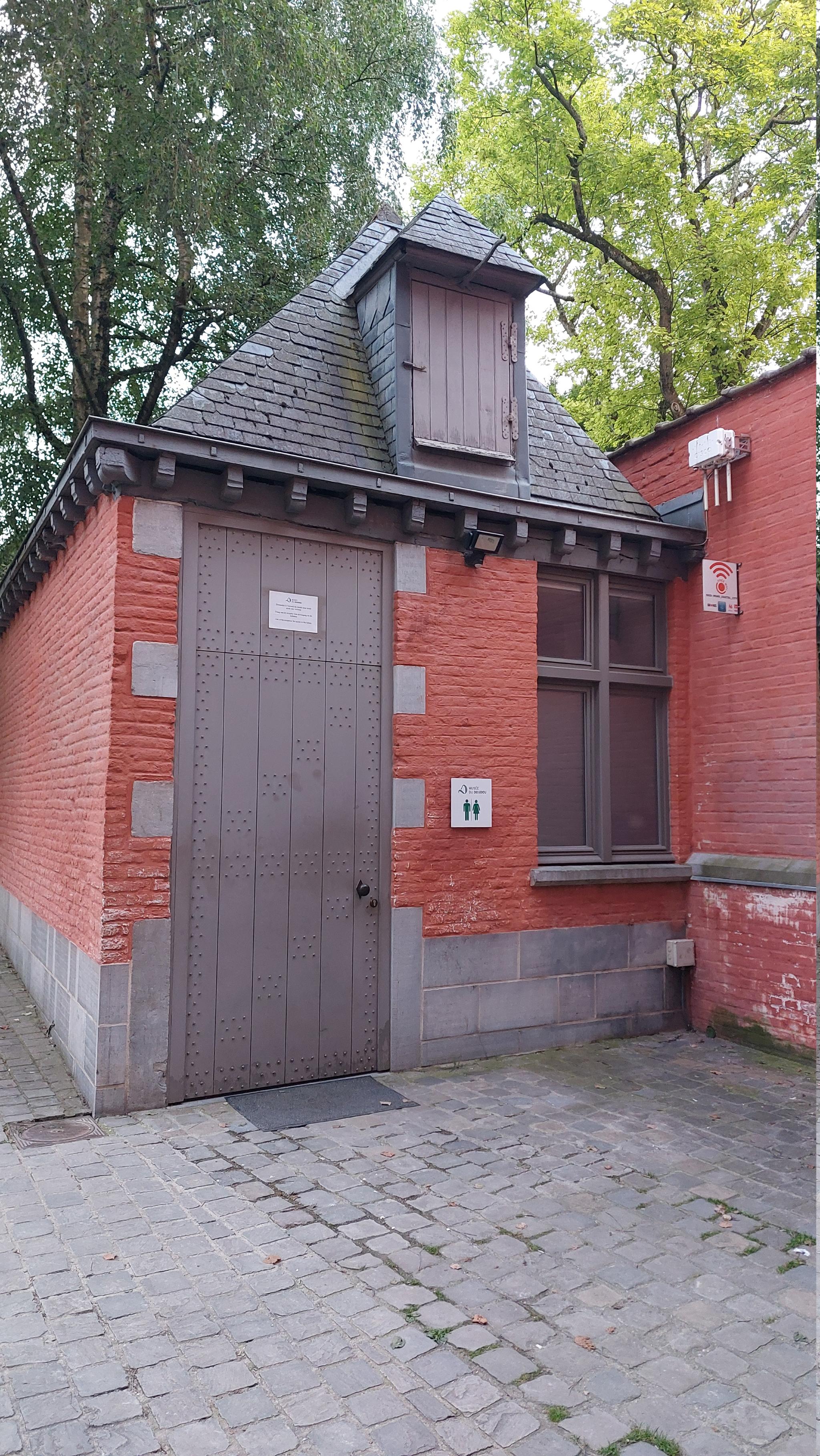 Foto bij Openbaar toilet Rue du 11 Novembre in Mons